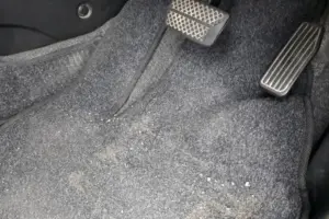 Sering Taruh Barang Basah di Kabin, Karpet Mobil Jadi Paling Terdampak