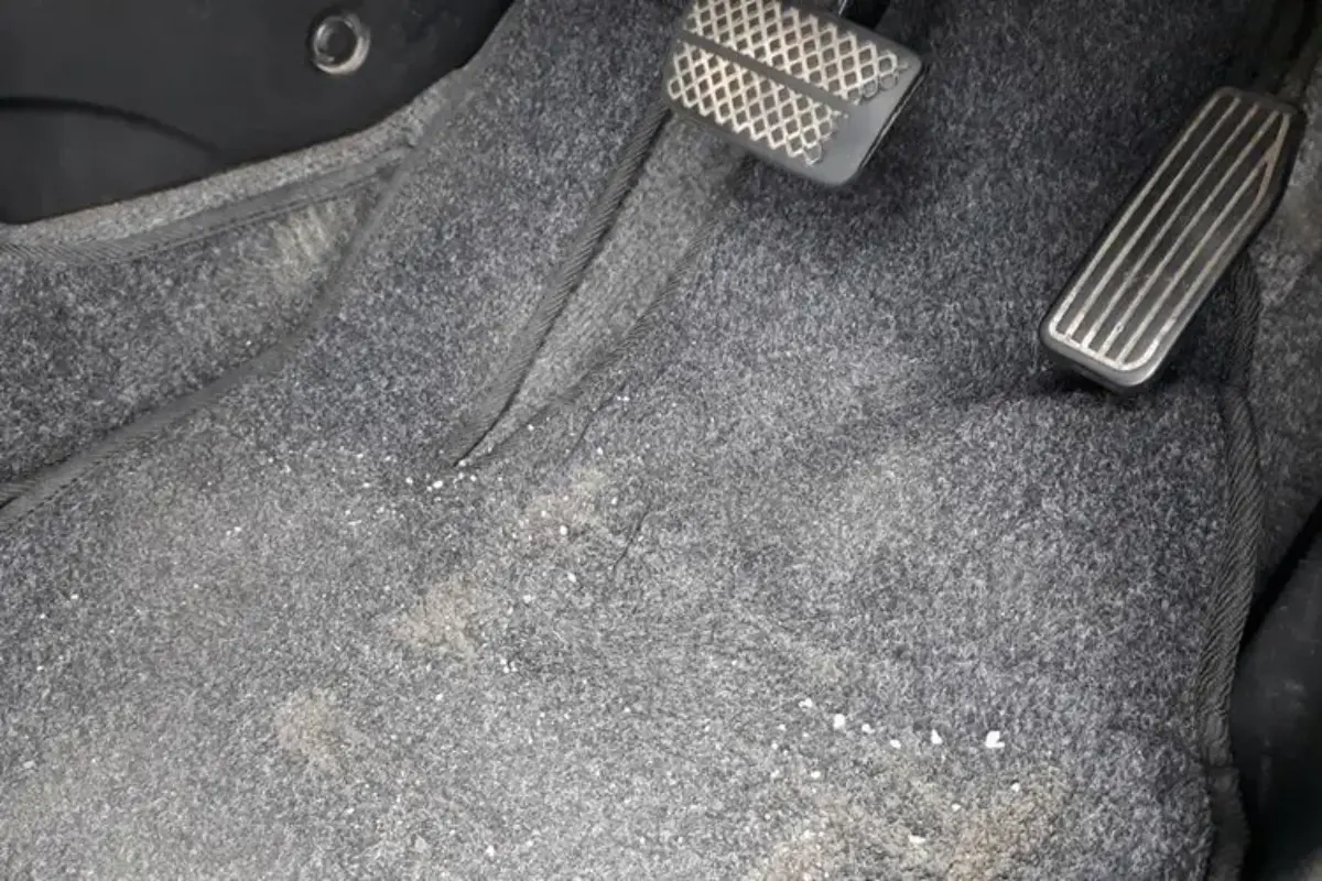 Sering Taruh Barang Basah Di Kabin, Karpet Mobil Jadi Paling Terdampak