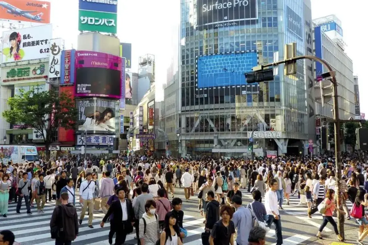 Pegawai Negeri Di Tokyo Diminta Pakai Kaus Dan Celana Pendek Saat Kerja Di Kantor, Ada Apa?