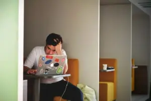 5 Cara Mengganti Pikiran Negatif dengan Cara Pandang yang Lebih Sehat