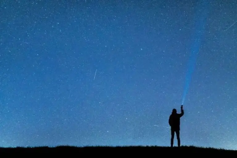 Puncak Hujan Meteor Lyrid 23 April 2026: Cara Melihat dan Waktu Terbaik di Indonesia