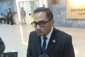Ketua Komisi II DPR Menilai Seharusnya Warga Tak Perlu Lagi Bawa KTP Fisik