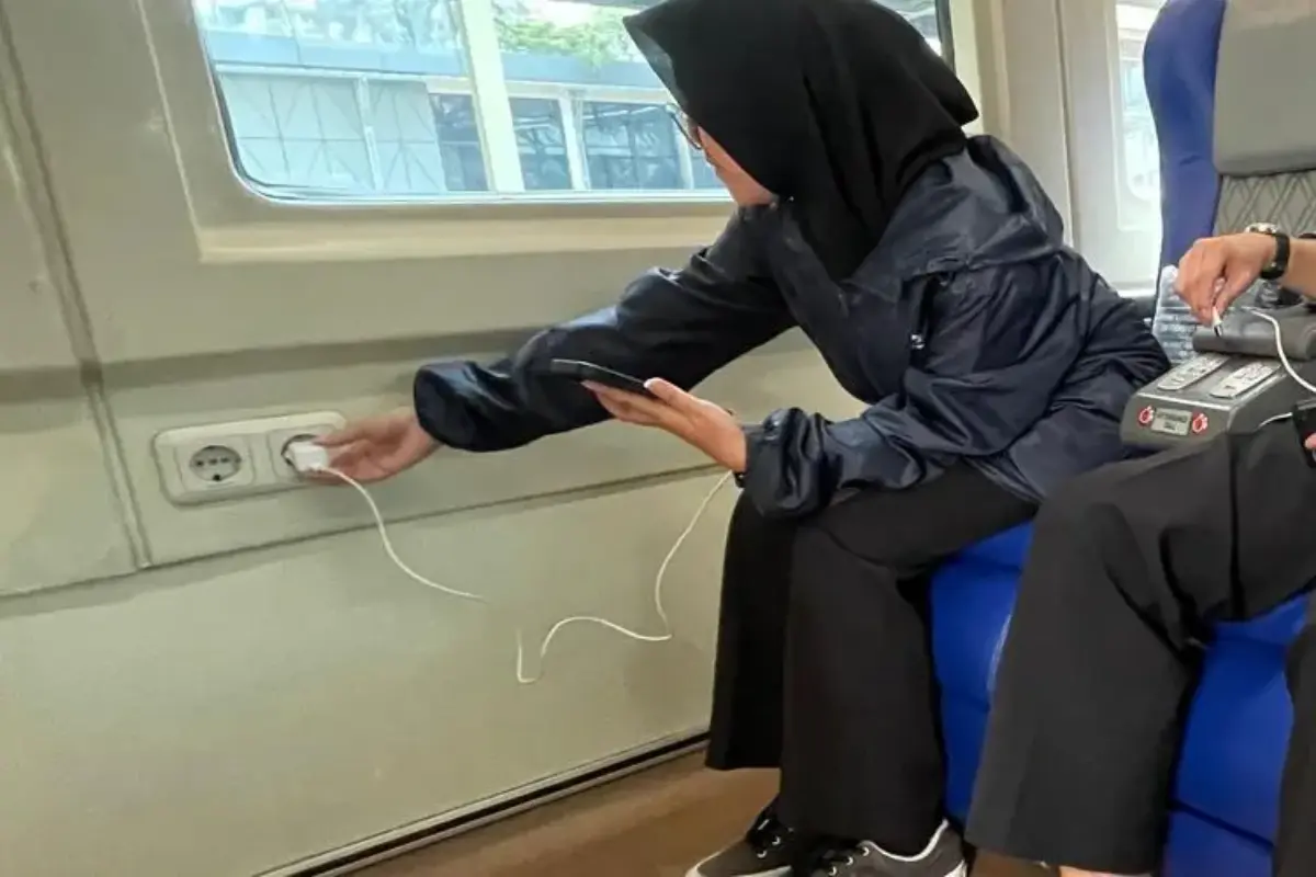 Kai Tegaskan Barang Elektronik Yang Tidak Boleh Dicolok Di Stop Kontak Kereta