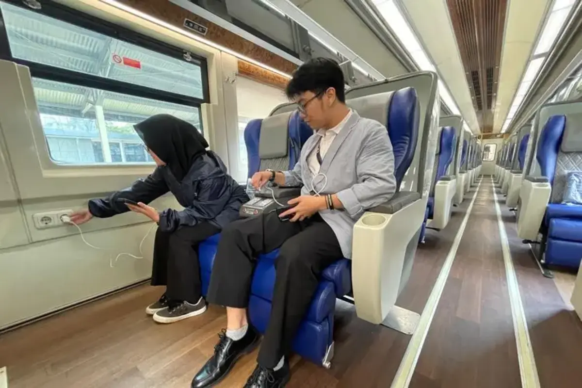 Jangan Colok Sembarangan, Ini Daftar Alat Elektronik Yang Dilarang Di Stopkontak Kereta