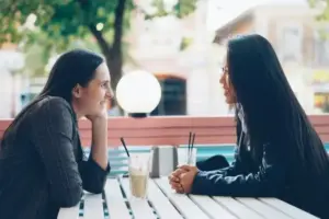 Butuh Didengar Tanpa Diadili, Ini Alasan Jasa Teman Curhat Berbayar Kian Laris