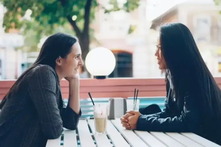 Obrolan yang Terasa Membosankan Ternyata Baik untuk Kesehatan