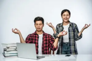8 Bahasa Tubuh yang Menandakan Seseorang Memiliki Kecerdasan Tinggi, Apa Saja?