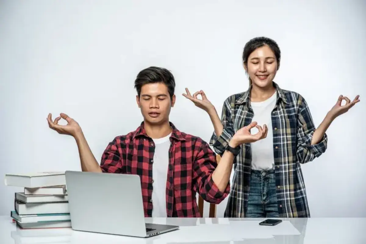 8 Bahasa Tubuh Yang Menandakan Seseorang Memiliki Kecerdasan Tinggi, Apa Saja?