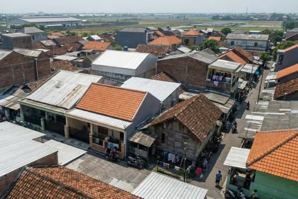Atap Rumah Warga Menteng Tenggulun Direnovasi Pakai Genteng