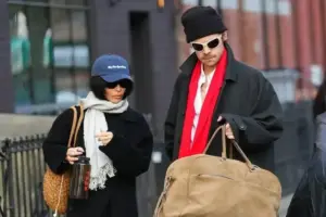 Harry Styles Dikabarkan Bertunangan dengan Zoë Kravitz, Cincin Berlian Jadi Sorotan