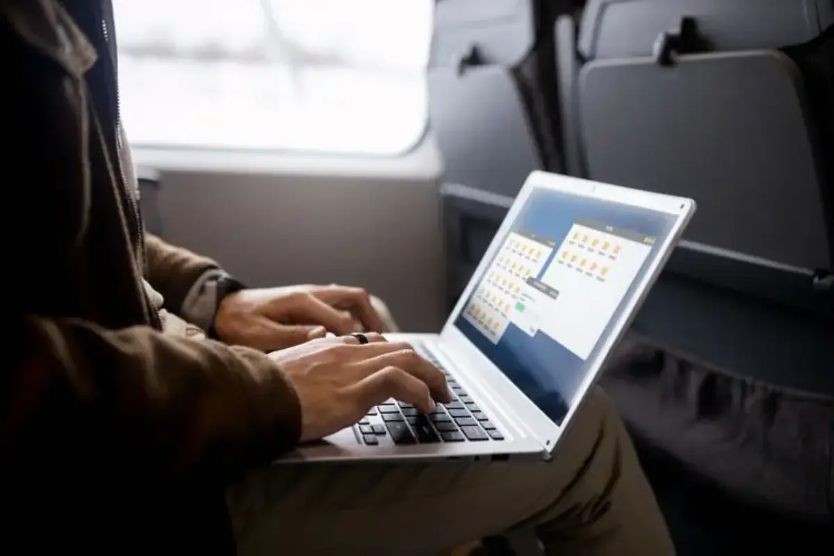 Meletakkan Laptop Di Atas Paha Bisa Menurunkan Kesuburan Pria, Benarkah?