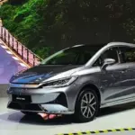 Biaya Kepemilikan BYD M6 vs Veloz Hybrid: kalau Kena Pajak EV