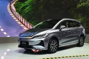 Biaya Kepemilikan BYD M6 vs Veloz Hybrid: kalau Kena Pajak EV