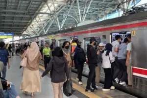 Hari Ini Naik Tranportasi Umum Cuma Bayar Rp1, Termasuk KRL?