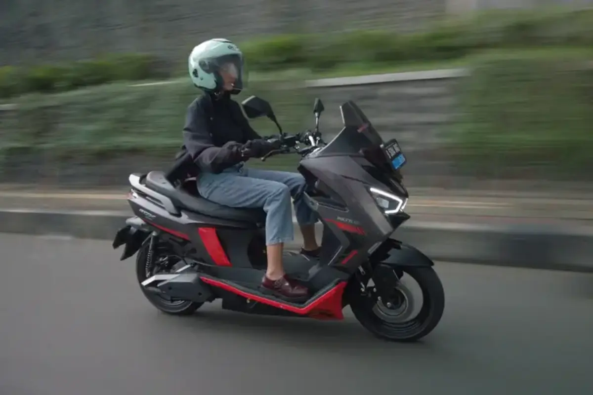 Tes Lengkap Polytron Fox 350, Skuter Listrik Bongsor yang Serba Pas