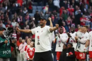 Alasan Ada Patung dan Kaus Burung Kakatua di Pesta Juara Bayern