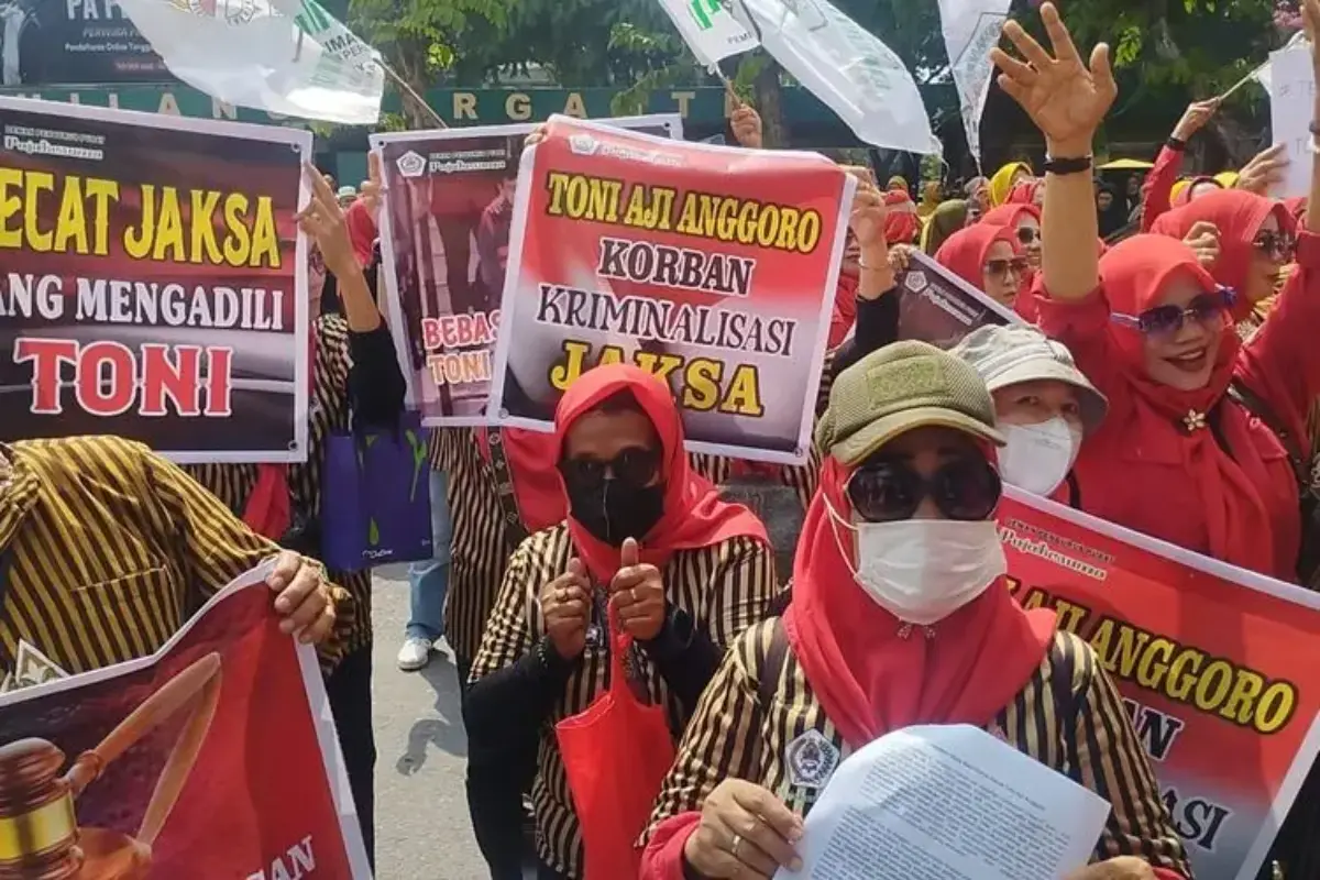 Tuntut Pembebasan Toni Aji Anggoro, Massa Blokir Jalan dan Goyang Pagar PN Medan