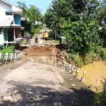 Hujan Deras lalu Banjir, Jembatan di Sukabumi Putus, Akses Warga Lumpuh