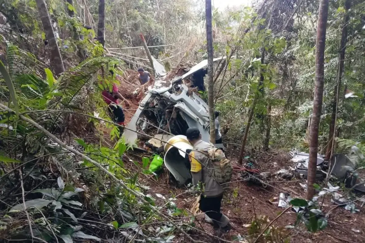 Berita Foto: Puing Puing Helikopter Pk Cfx Di Sekadau, Mesin Akhirnya Dievakuasi