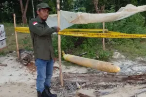 Benda Misterius Mirip Rudal Berkode “Aug-05” Ditemukan di Pantai Sumenep