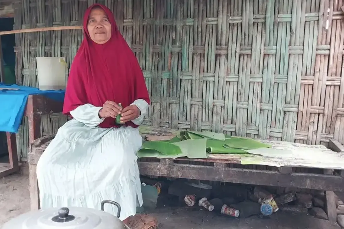 Perjuangan Hapsah, Ibu Tunggal 62 Tahun yang Sukses Sekolahkan 4 Anaknya