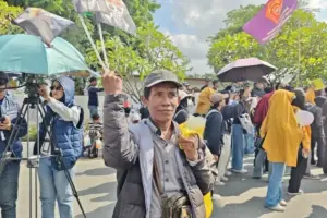 Pedagang Ikut “Hidup” di Tengah Demo Kantor Gubernur Kaltim, dari Bendera hingga Pentol