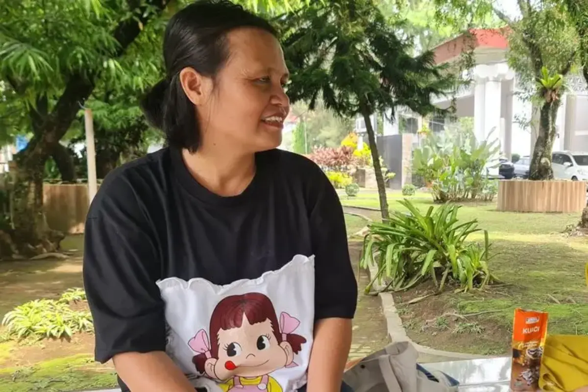Menunggu Di Parkiran Kampus Usu, Doa Kartini Untuk Anak Yang Kejar Mimpi Jadi Dokter