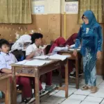 Hari Kartini, Guru di Bangkalan Kompak Pakai Kebaya, Bawa Semangat Belajar pada Siswa