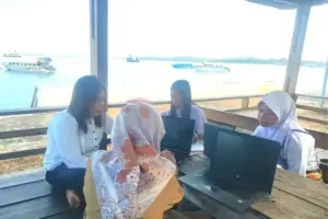 Sekolah Tak Ada Sinyal, 2 Siswa SLB Kerjakan Soal TKA di Pinggir Pantai