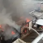 Kebakaran Hebat Hanguskan 8 Rumah di Surabaya