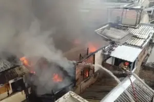 Kebakaran Hebat Hanguskan 8 Rumah di Surabaya