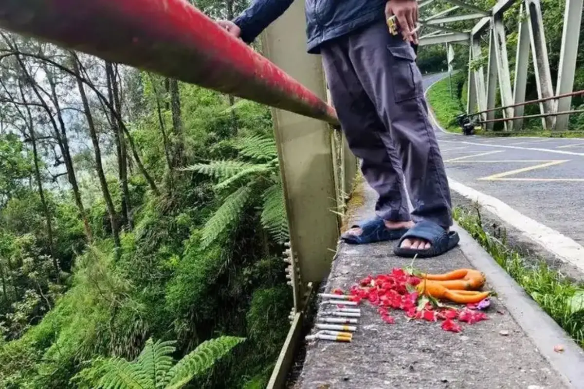 Viral Aksi Tabur Bunga di Jembatan Cangar, Bentuk Empati atau Bahayakan Pengendara?