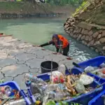 Bangkit dari KDRT, Kisah Ida Taklukkan Sungai Penuh Sampah demi Cita-cita Anak
