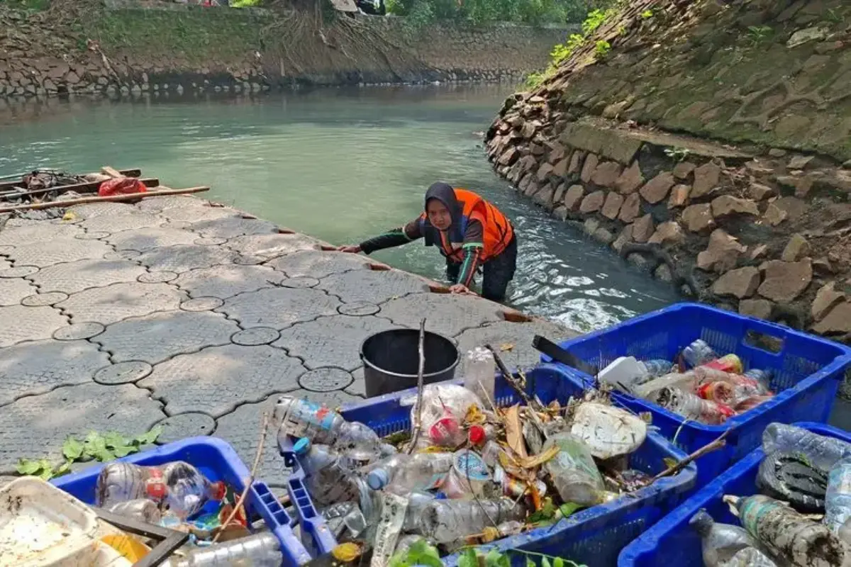 Bangkit dari KDRT, Kisah Ida Taklukkan Sungai Penuh Sampah demi Cita-cita Anak
