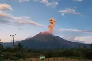 Gunung Lewotobi Meletus pada Selasa Sore, Tinggi Kolom Abu 1 Kilometer