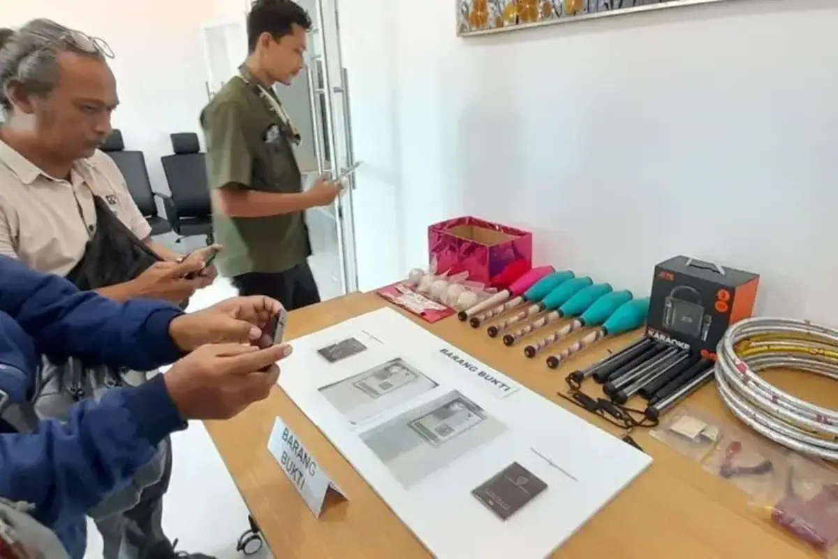 Dua Wn Kolombia Mengamen Akrobat Di "traffic Light" Bantul, Imigrasi Kulon Progo Lakukan Deportasi