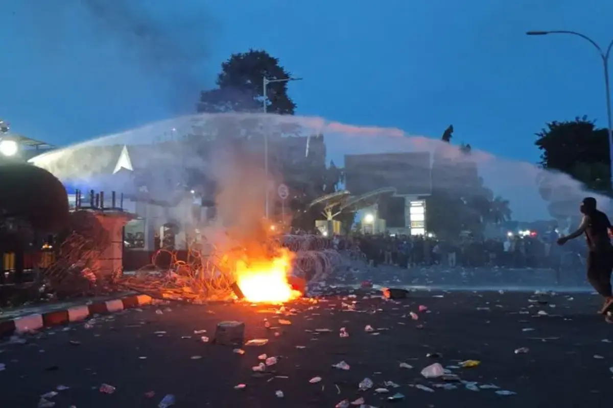 BERITA FOTO: Demo Ricuh di Kaltim, Tuntutan Peserta Aksi Tak Digubris