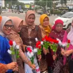 Srikandi Relawan Bagikan Mawar di Padang, Simbol Jeda dan Semangat Kartini Pascabencana