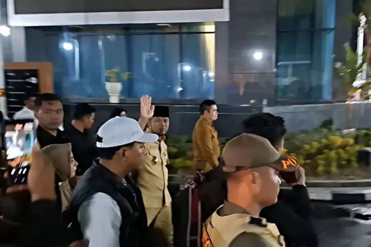 Demo Ricuh, Gubernur Kaltim Keluar Kantor Dikawal dan Abaikan Massa dan Wartawan