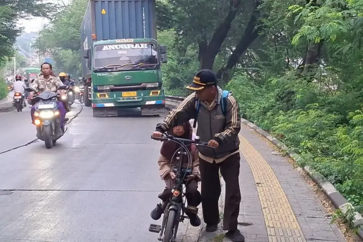 Potret Guru Honorer Jakarta: Gowes 6 Km, Gaji Rp 2 Juta, dan Tekanan Biaya Hidup