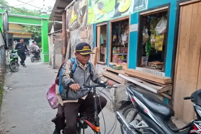 Kisah Pahit Guru Honorer Azis Dianggap Bukti Pemerintah Langgar Aturan Soal Gaji