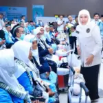 Pesan Khofifah Saat Lepas Kloter 01 Haji: Jaga Kesehatan, Ibadah yang Khusyuk