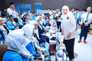 Pesan Khofifah Saat Lepas Kloter 01 Haji: Jaga Kesehatan, Ibadah yang Khusyuk