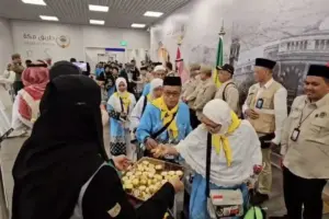 Jemaah Haji Mulai Tiba di Madinah, Disambut dengan Bunga Mawar dan Kurma