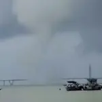 Apa Itu Waterspout, Fenomena Pusaran Angin di Perairan Jembatan Suramadu dan Buleleng?