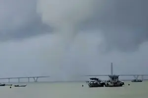 Apa Itu Waterspout, Fenomena Pusaran Angin di Perairan Jembatan Suramadu dan Buleleng?