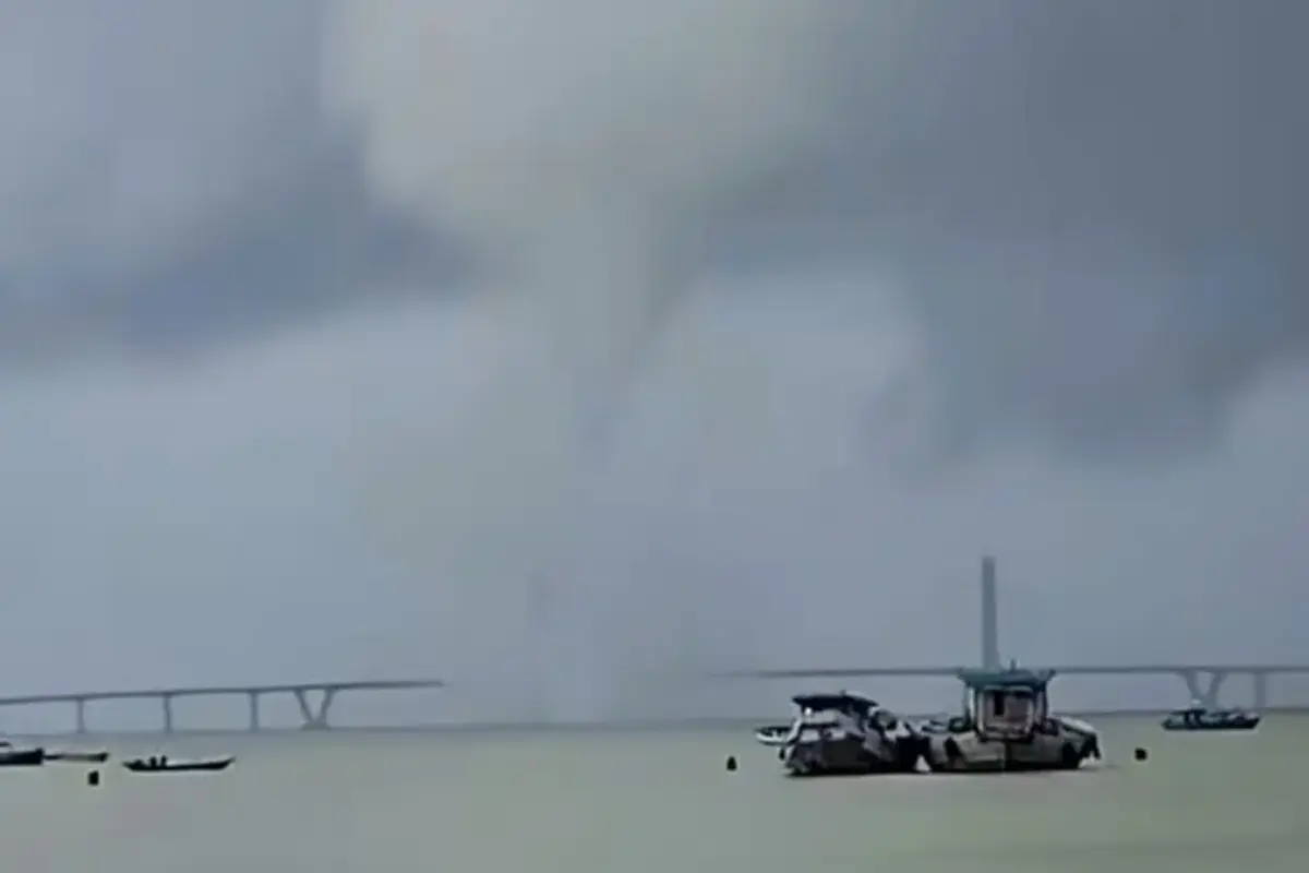Apa Itu Waterspout, Fenomena Pusaran Angin di Perairan Jembatan Suramadu dan Buleleng?