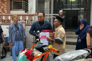 “Happy Ending” Pak Guru Azis: 6 Bulan Kayuh Sepeda ke Sekolah, Kini Dapat Motor dari Orang Baik