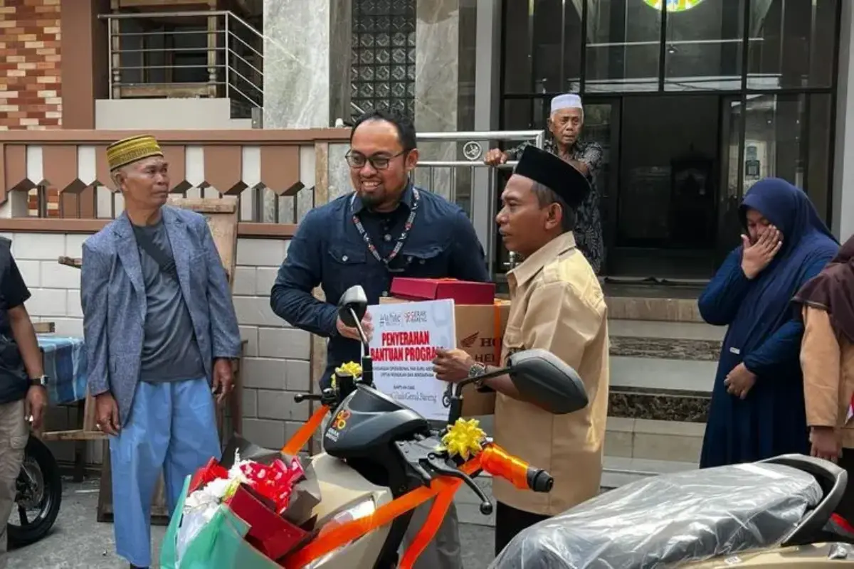“Happy Ending” Pak Guru Azis: 6 Bulan Kayuh Sepeda ke Sekolah, Kini Dapat Motor dari Orang Baik