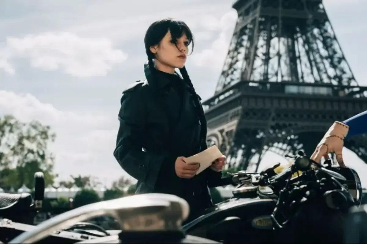 First Look Wednesday Season 3, Jenna Ortega Tiba Di Paris